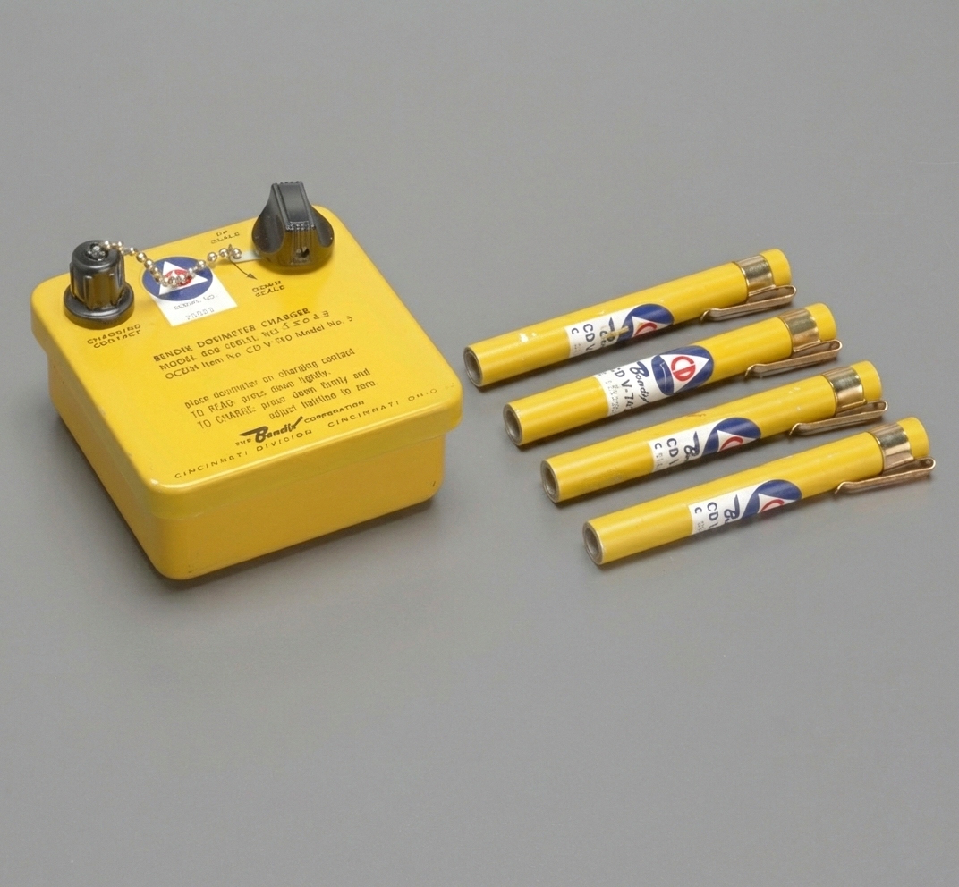 BENDIX Radiological Dosimeter Charger Model 906 (OCDM Item No. CD V-750 Model No. 5) with 4-BENDIX CD-V742 Dosimeters