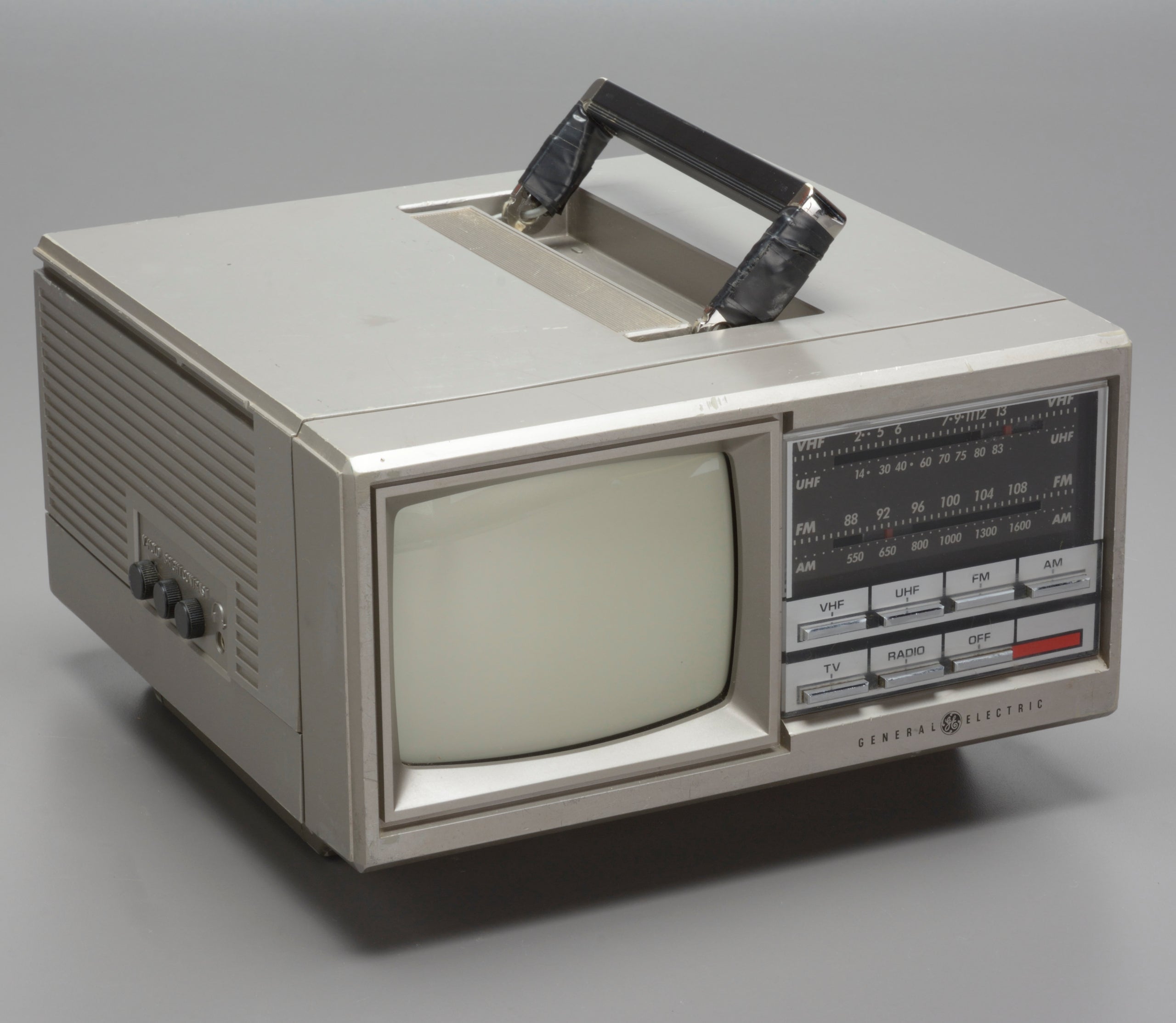 GENERAL ELECTRIC Spacemaker Kitchen Companion 5-Inch Monochrome TV/Radio Combination MODEL 7-7150A